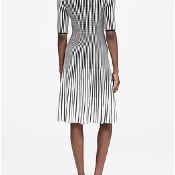 Banana republic NWT White w Black STRIPE FIT-AND-FLARE SWEATER DRESS, XS - Picture 2 of 5